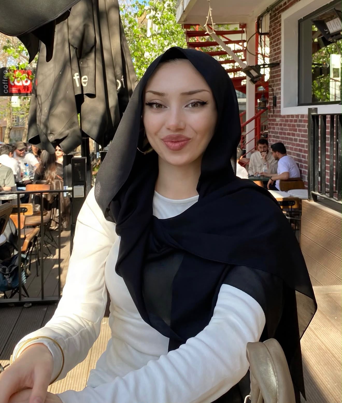 Sinanpaşa Çekici Kadın Escort Büşra